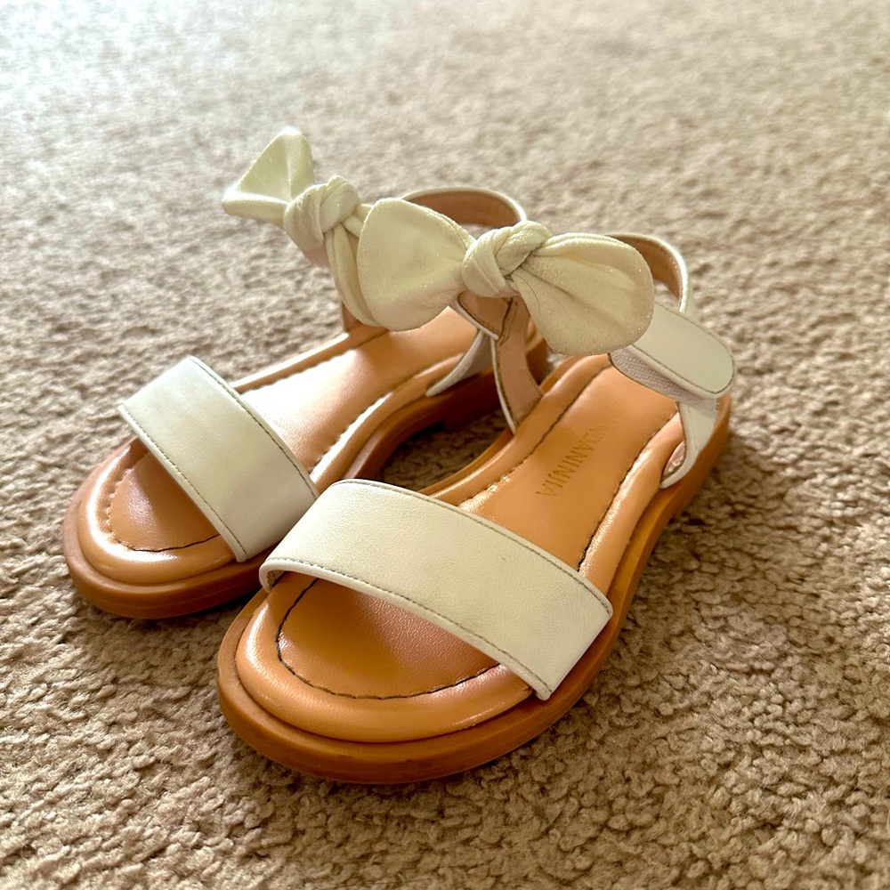 Toddler white bow sandals size 7c